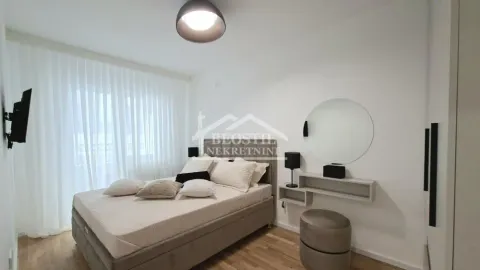 Nameštena spavaća soba sa bračnim krevetom, belim zavesama i ogledalom na zidu. - image 8