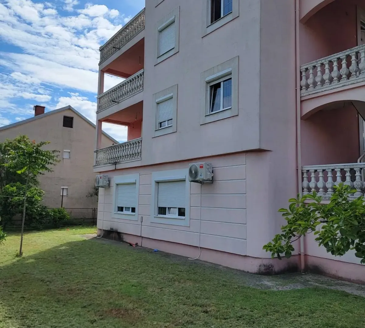 Rent, house, 230m², Zlatica, Podgorica