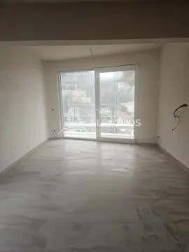 Pogled na neopremljenu prostoriju u izgradnji sa balkonskim vratima. - image 4