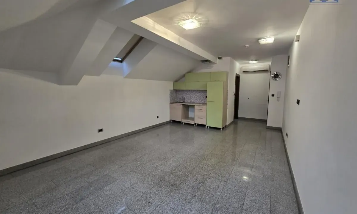Izdavanje, poslovni prostor, 32m², Centar, Novi Sad