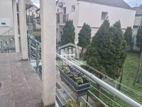 Pogled sa popločane terase na dvorište i okolne objekte. - image 10
