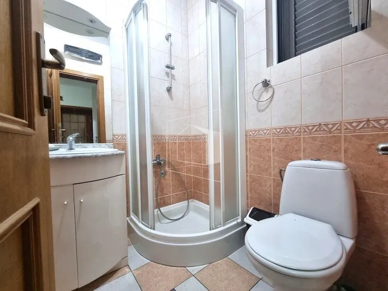 Izdavanje, kuća, 400m², Zlatica, Podgorica