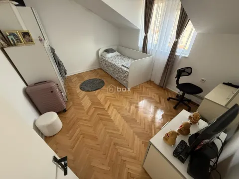 Dečja soba sa krevetom, radnim stolom i parketom na podu. - image 6