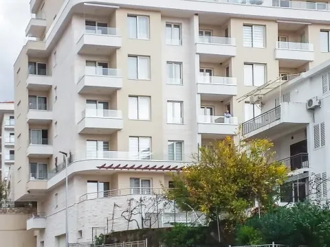 Sale, one bedroom apartment, 47m², Bečići, Budva - image 2