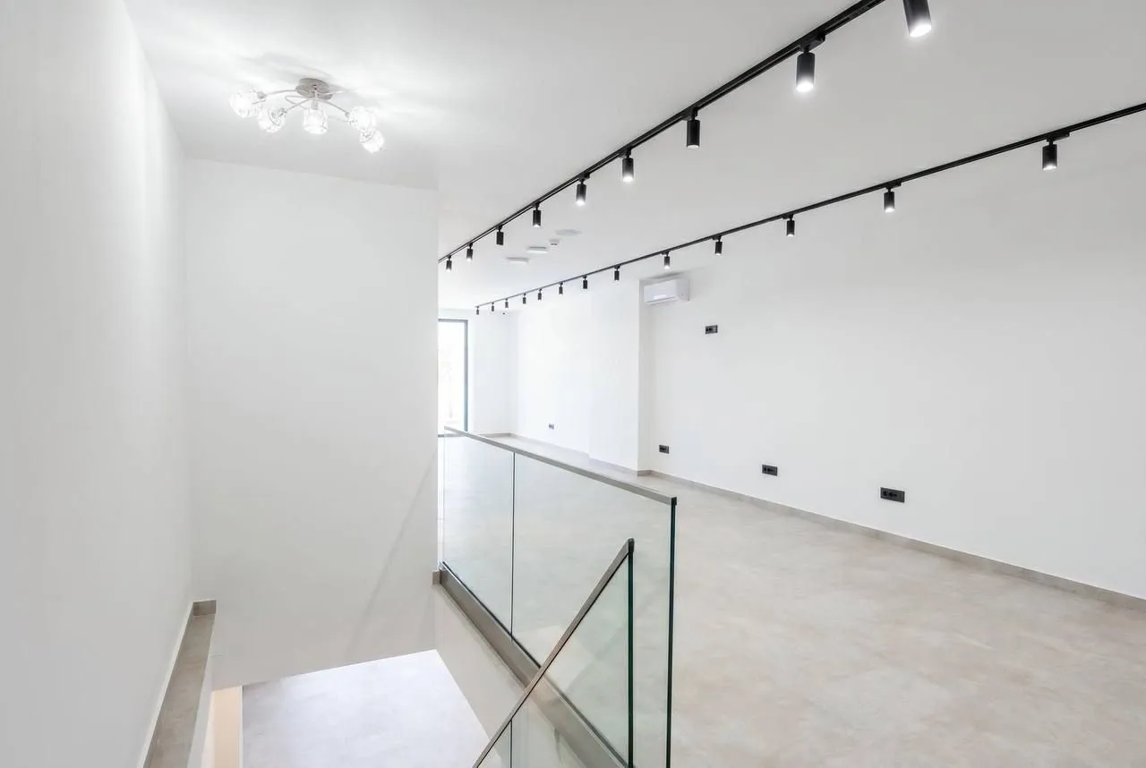 Izdavanje, poslovni prostor, 132m², Centar, Budva