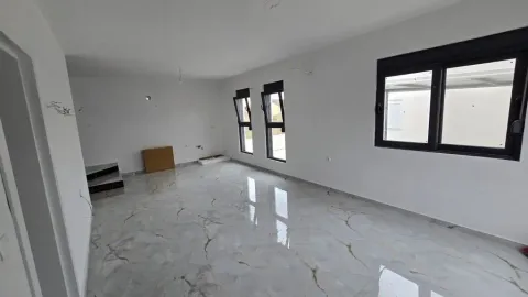 Prazna prostorija sa svijetlim pločicama na podu i bijelim zidovima. - image 19