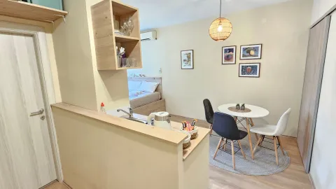 Manji svijetli dnevni boravak sa trpezarijom i otvorenom kuhinjom. - image 5