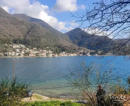 Prelijep pogled na more i obalu sa planinama u pozadini. - image 3