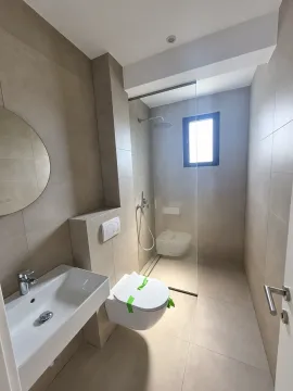 Novoopremljeno kupatilo sa tuš kabinom, umivaonikom i toaletom. - image 6