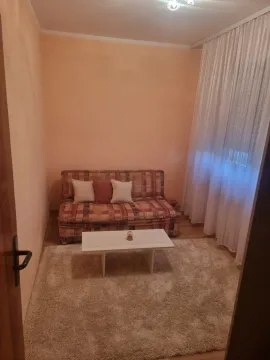Manja dnevna soba sa garniturom za sjedenje, stočićem i prozorom sa zavjesama. - image 11