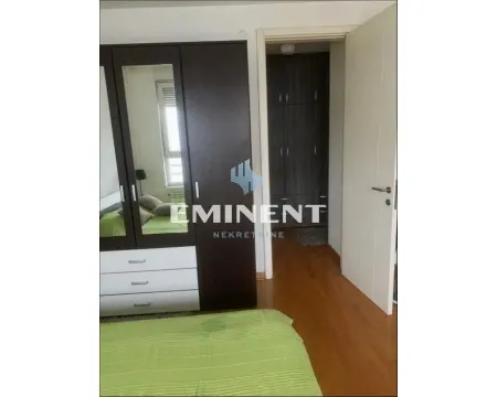 Nameštena spavaća soba sa velikim ormarom i bračnim krevetom. - image 9