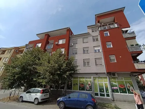 Pogled na spoljašnjost stambene zgrade sa poslovnim prostorom u prizemlju. - image 24