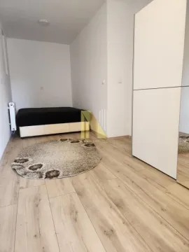 Manja spavaća soba sa krevetom i ormanom. - image 8