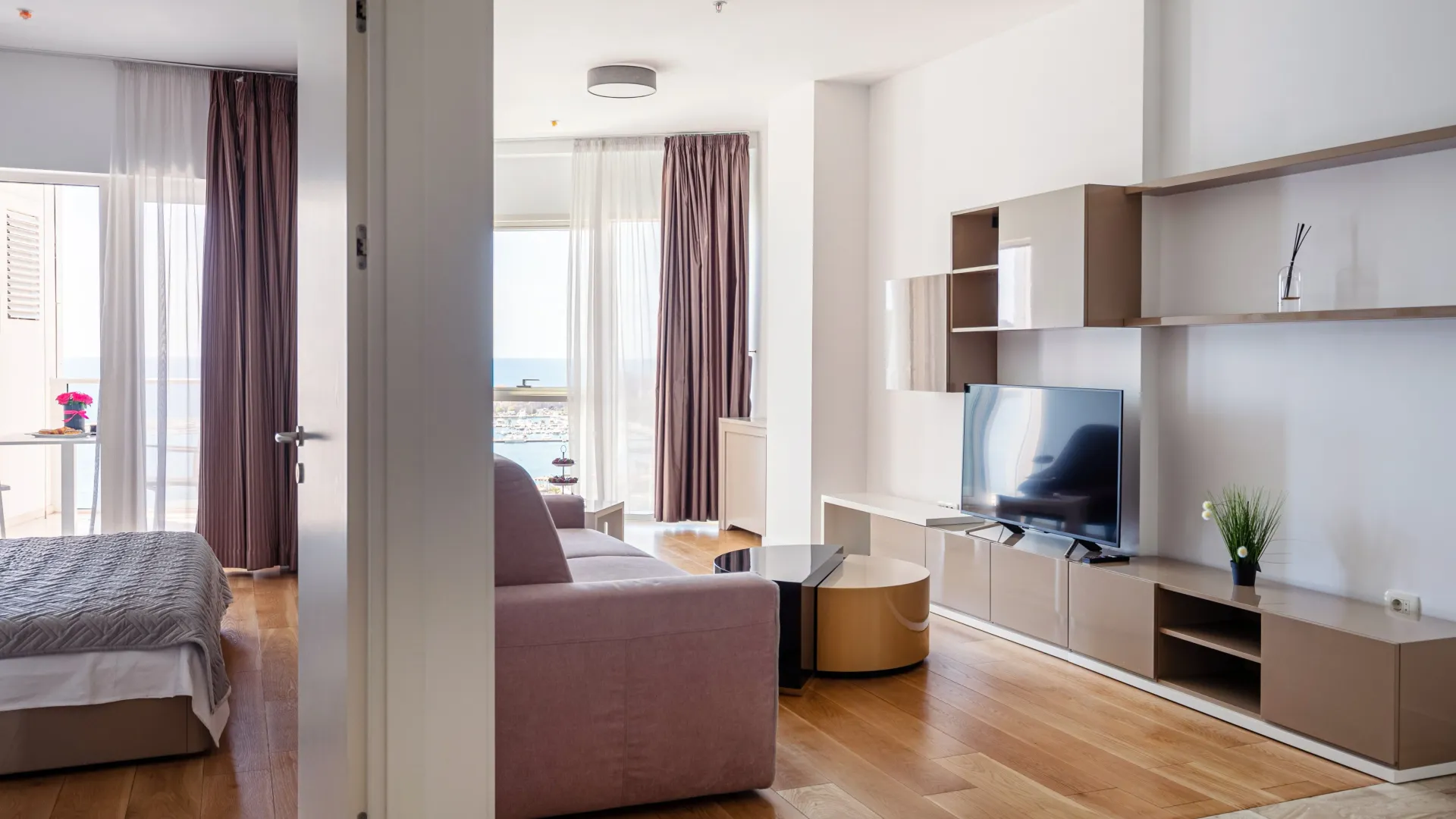 Izdavanje, jednosoban stan, 77m², Tre Canne, Budva