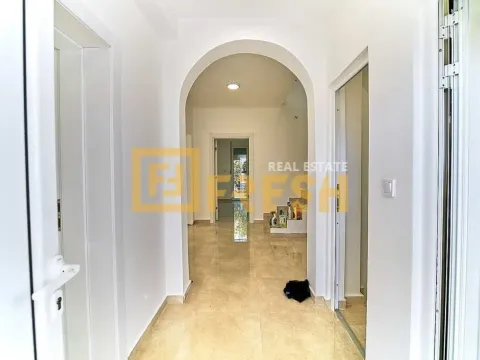 Izdavanje, kuća, 400m², Stari Aerodrom, Podgorica - image 8