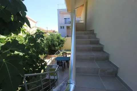 Vanjske stepenice koje vode na gornji sprat i pogled na mali popločani dio dvorišta. - image 9