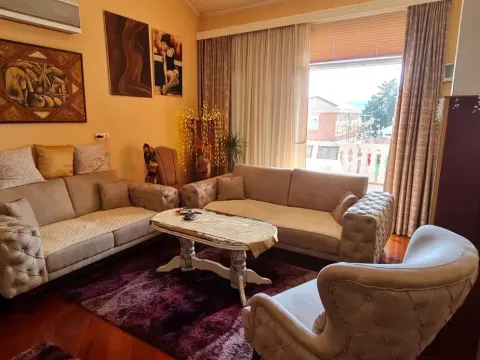Izdavanje, stan, 140m², Tivat, Crna Gora