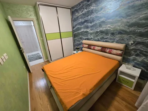 Namještena spavaća soba sa bračnim krevetom, garderoberom i ukrasnim tapetama. - image 7