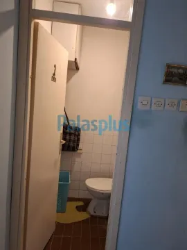 Pogled iz hodnika na manje kupatilo sa WC šoljom. - image 12