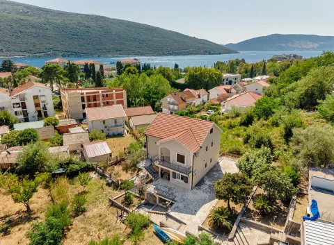 Pogled iz vazduha na kuću sa dvorištem i okolinom u blizini mora. - image 17