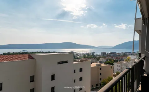 Pogled na more i okolne zgrade sa terase. - image 14