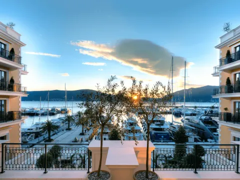 Prodaja, garsonjera, 42m², Porto Montenegro, Tivat - image 1