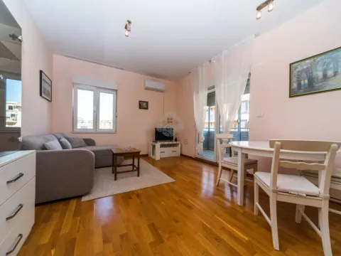 Izdavanje, jednosoban stan, 50m², City Kvart, Podgorica - image 2