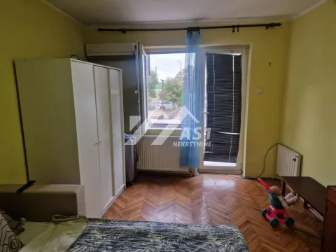 Nameštena spavaća soba sa krevetom, garderoberom i izlazom na terasu. - image 6