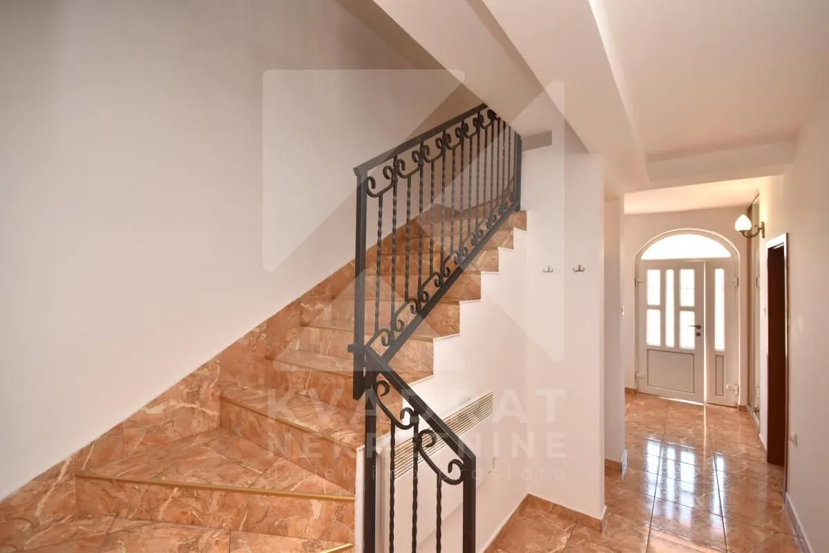 Izdavanje, četvorosoban stan, 160m², Tološi, Podgorica