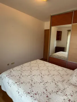 Spavaća soba sa bračnim krevetom i ugradnim ormarom sa ogledalom. - image 4