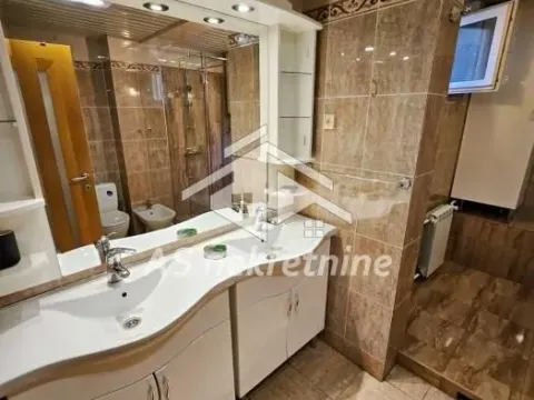 Izdavanje, trosoban stan, 80m², Stari Grad, Beograd - image 17