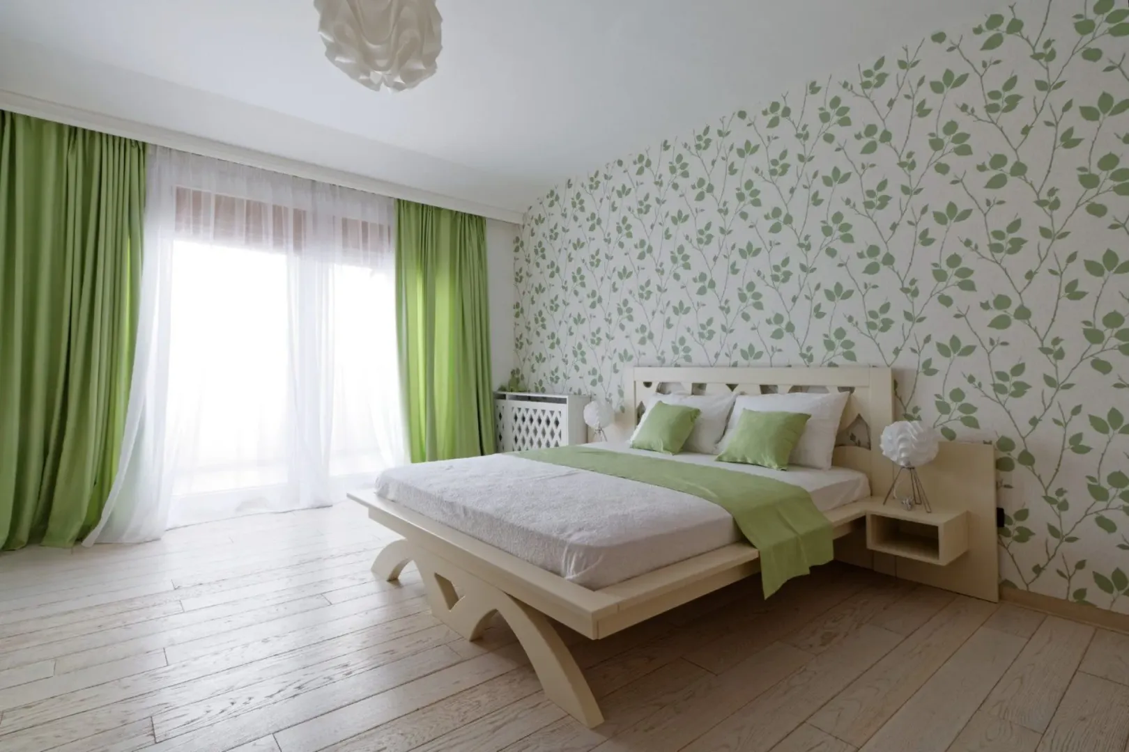 Bright and tidy bedroom with a double bed and green details.