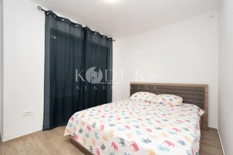 Spavaća soba sa bračnim krevetom i tamnim zavjesama. - image 4