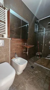 Moderno kupatilo sa tuš kabinom, bideom i umivaonikom. - image 13
