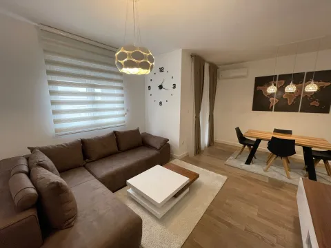 Dnevna soba sa garniturom, stočićem i trpezarijskim delom. - image 14