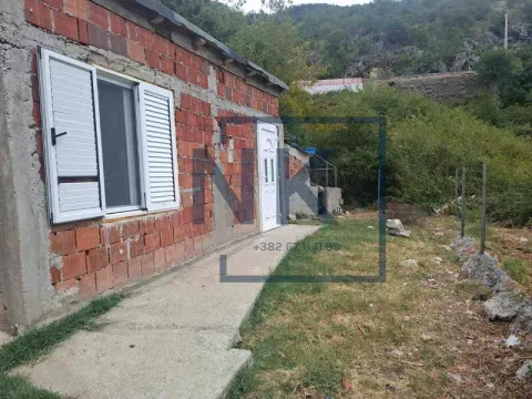 Spoljašnji izgled kuće sa dvorištem i prilazom. - image 5