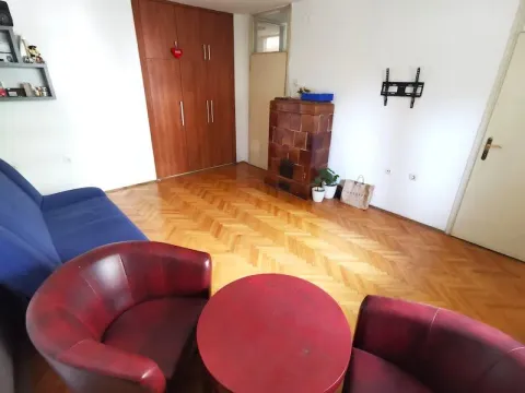 Izdavanje, poslovni prostor, 82m², Pejton, Podgorica