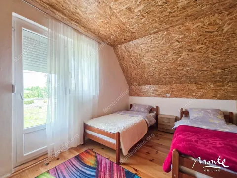 Potkrovlje opremljeno sa dva kreveta i izlazom na balkon. - image 22