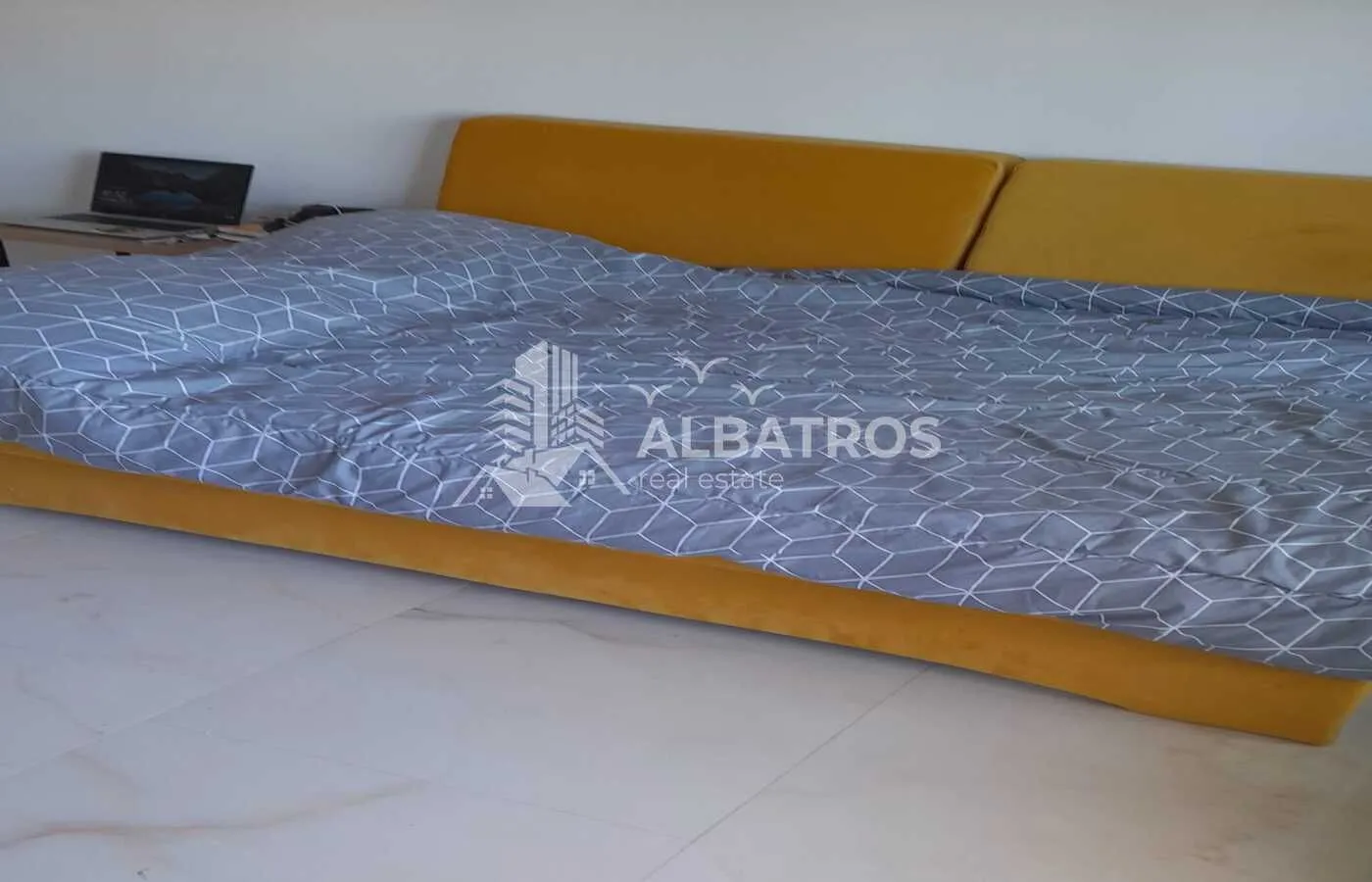 Furnished bedroom with a double bed and bedding.