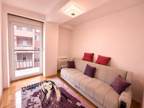 Izdavanje, trosoban stan, 92m², Krivi Most, Podgorica - image 7