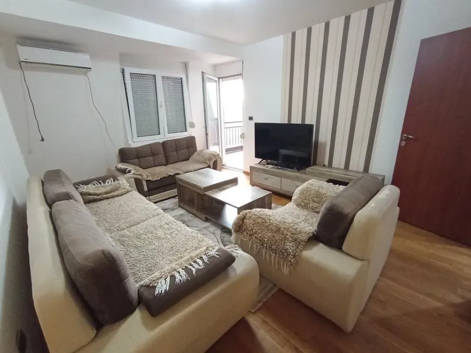Izdavanje, trosoban stan, 90m², Podgorica, Crna Gora