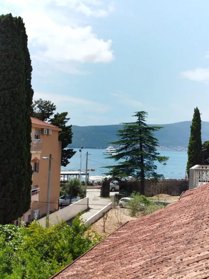 Izdavanje, trosoban stan, 84m², Centar, Tivat