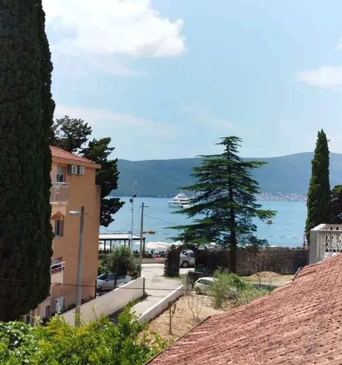 Izdavanje, trosoban stan, 84m², Centar, Tivat