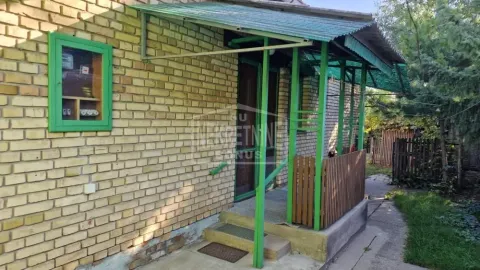 Ulaz u kuću sa natkrivenom terasom i žutom fasadom od cigle. - image 8