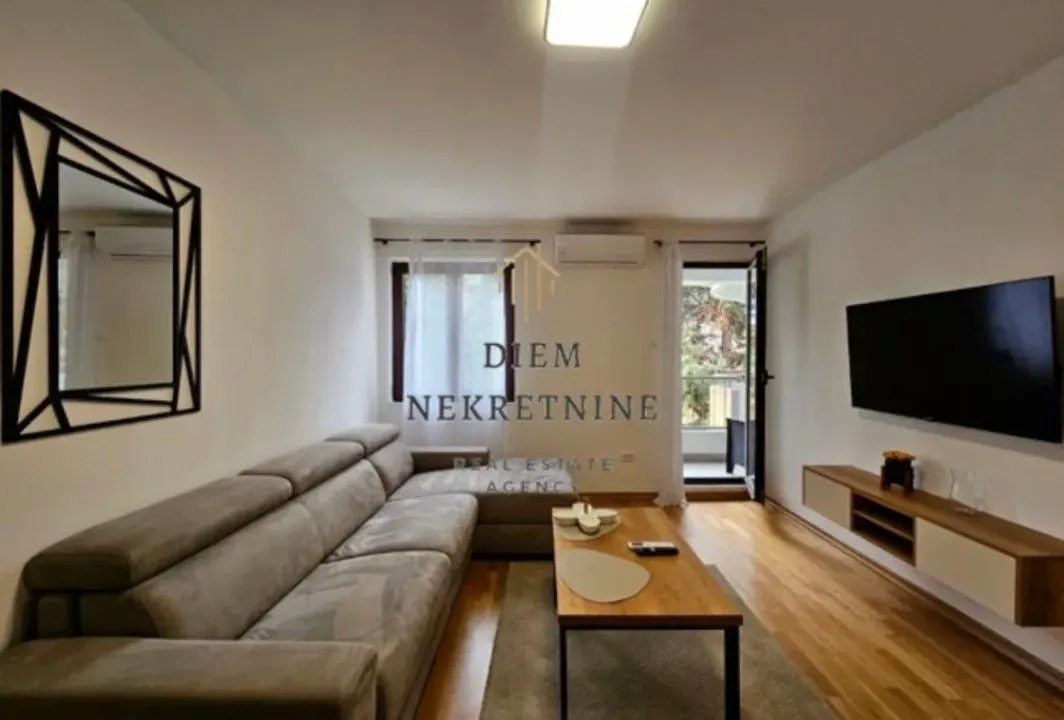 Izdavanje, jednosoban stan, 50m², Centar, Bar