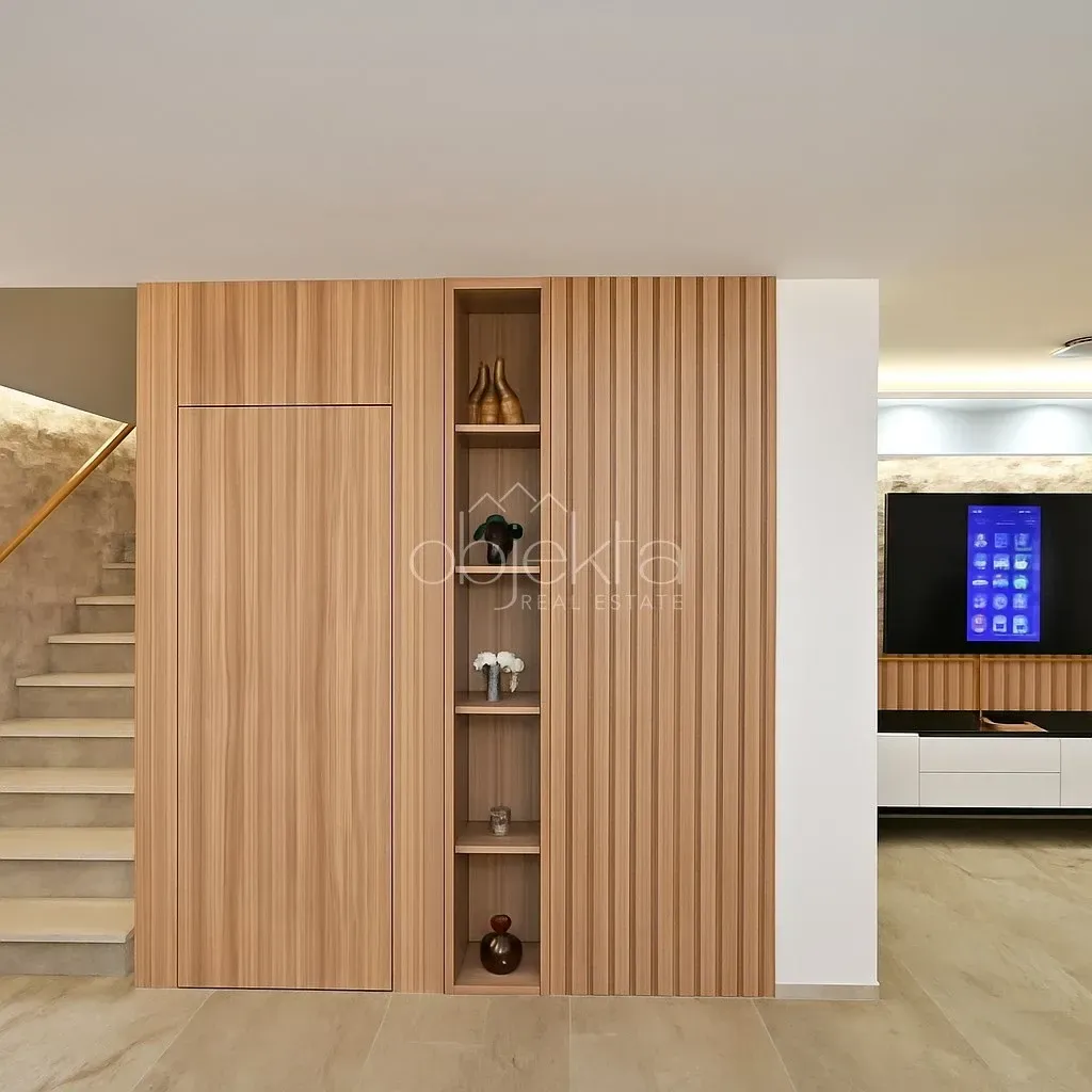Izdavanje, kuća, 184m², Tivat, Crna Gora