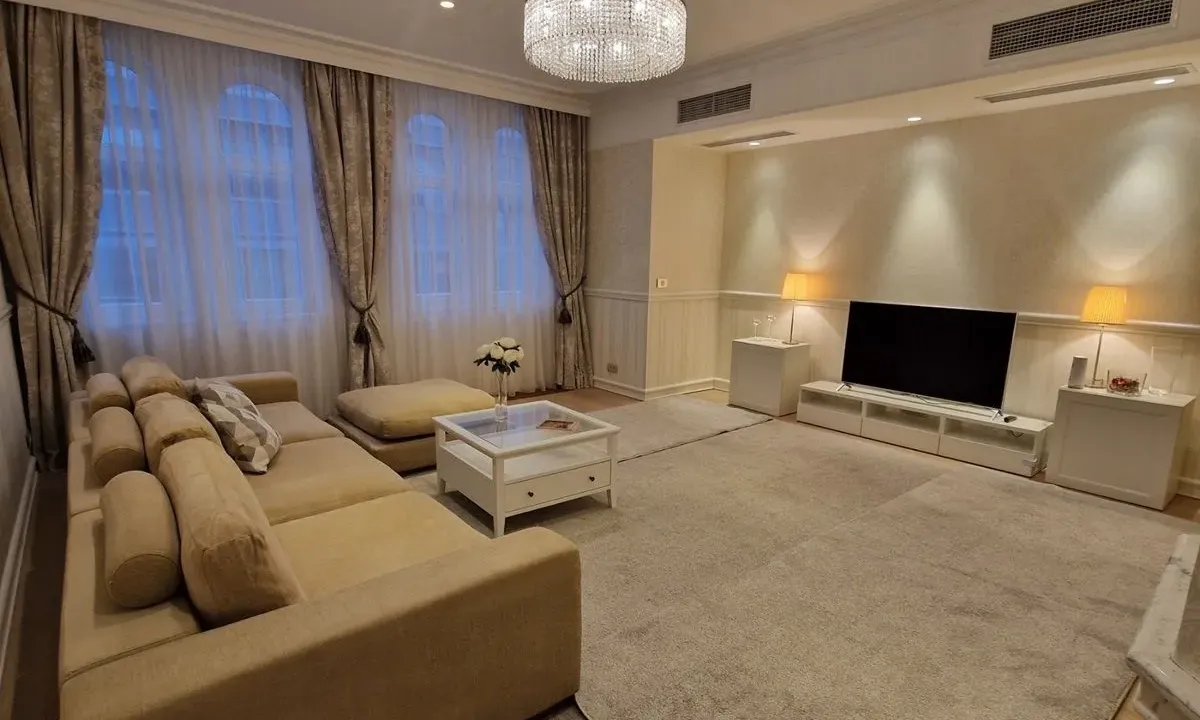 Izdavanje, trosoban stan, 120m², Stari grad, Novi Sad