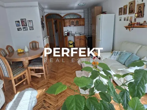 Dnevni boravak sa trpezarijom i otvorenim prostorom prema kuhinji. - image 16