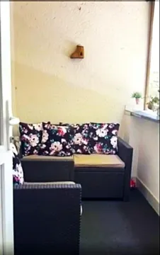 Manji zatvoreni balkon sa garniturom za sedenje i jastucima. - image 11