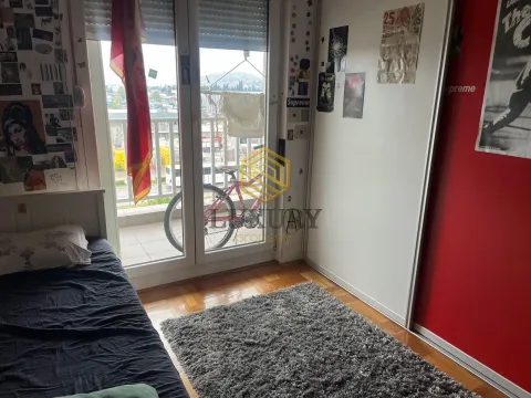 Manja spavaća soba sa krevetom, plakarom i izlazom na terasu. - image 4